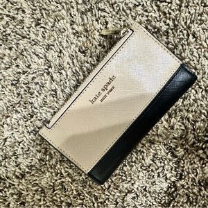 Kate Spade Spencer Small Slim Bifold Wallet WARM BEIGE/ BLACK Saffiano Leather